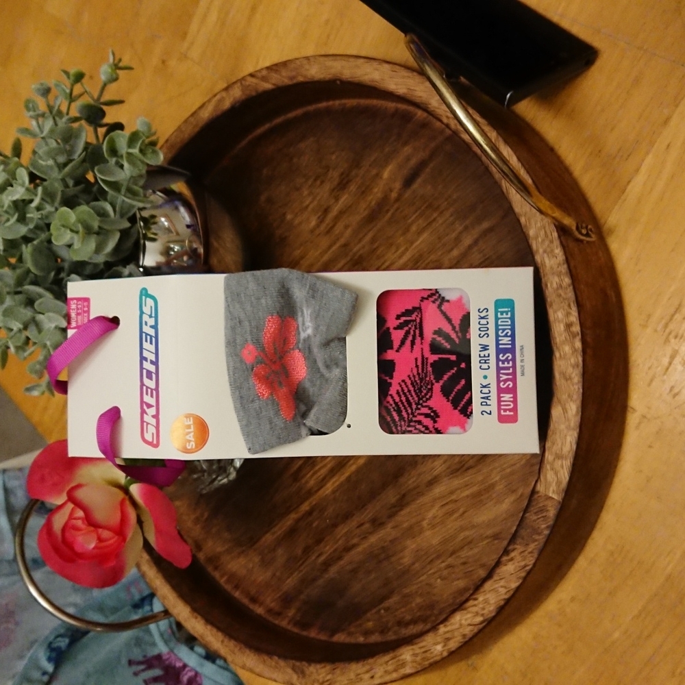Skechers 2 Pack Crew Socks women's. Fits shoe size 5--9.5